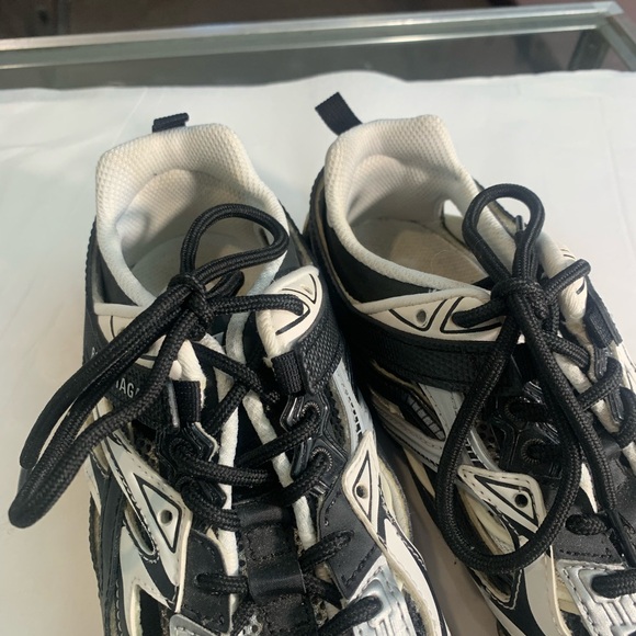 Ladies  Black and White Athletic Shoes size 38 or 7 1/2 - Picture 5 of 9